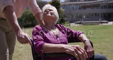 医生和一个老女人在一个养老院的公园里